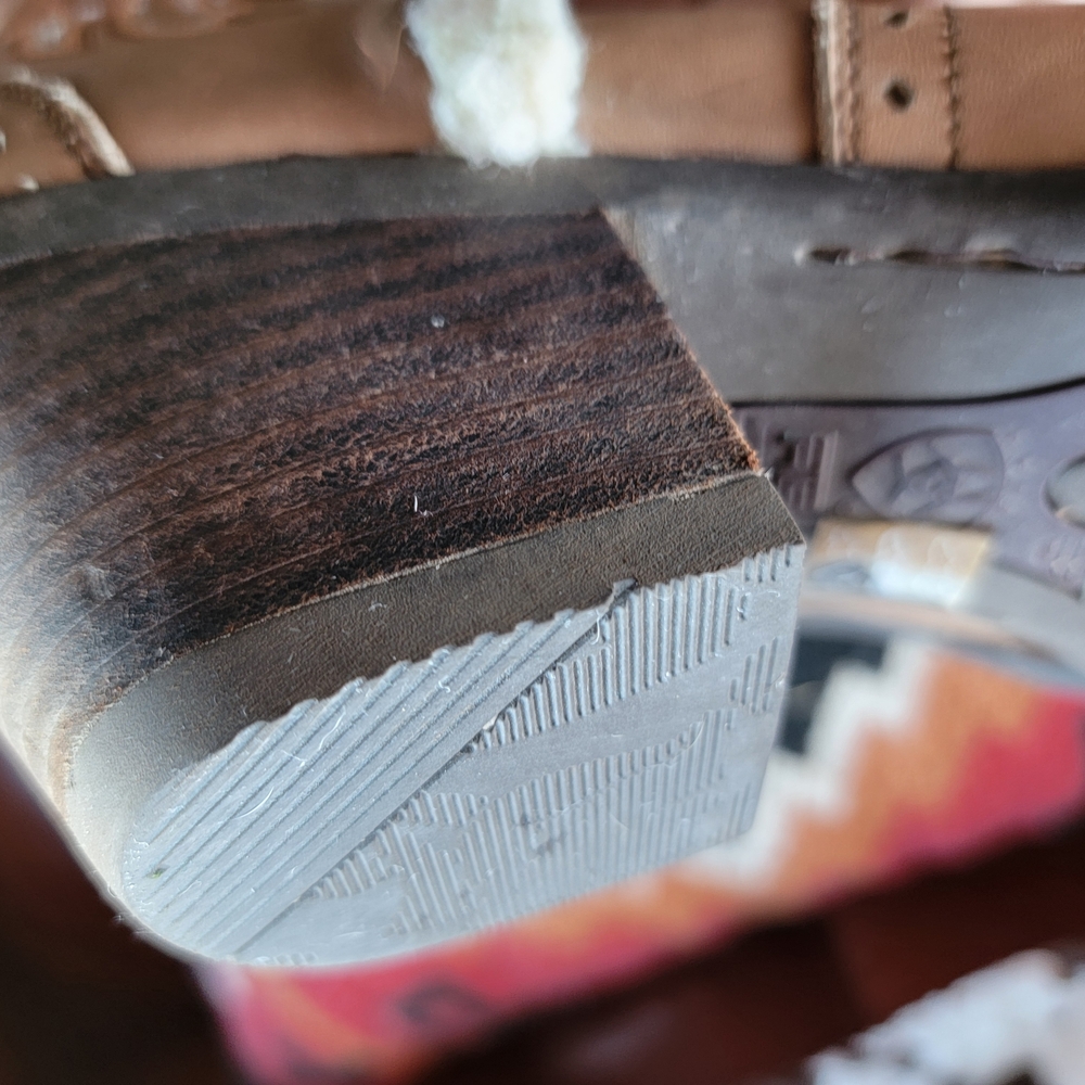 Ariat Shearling-Lined Brown Interior - Picture 5 of 9